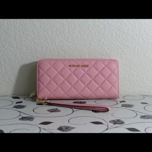 New.Michael kors wristlet zip Wallet pale pink